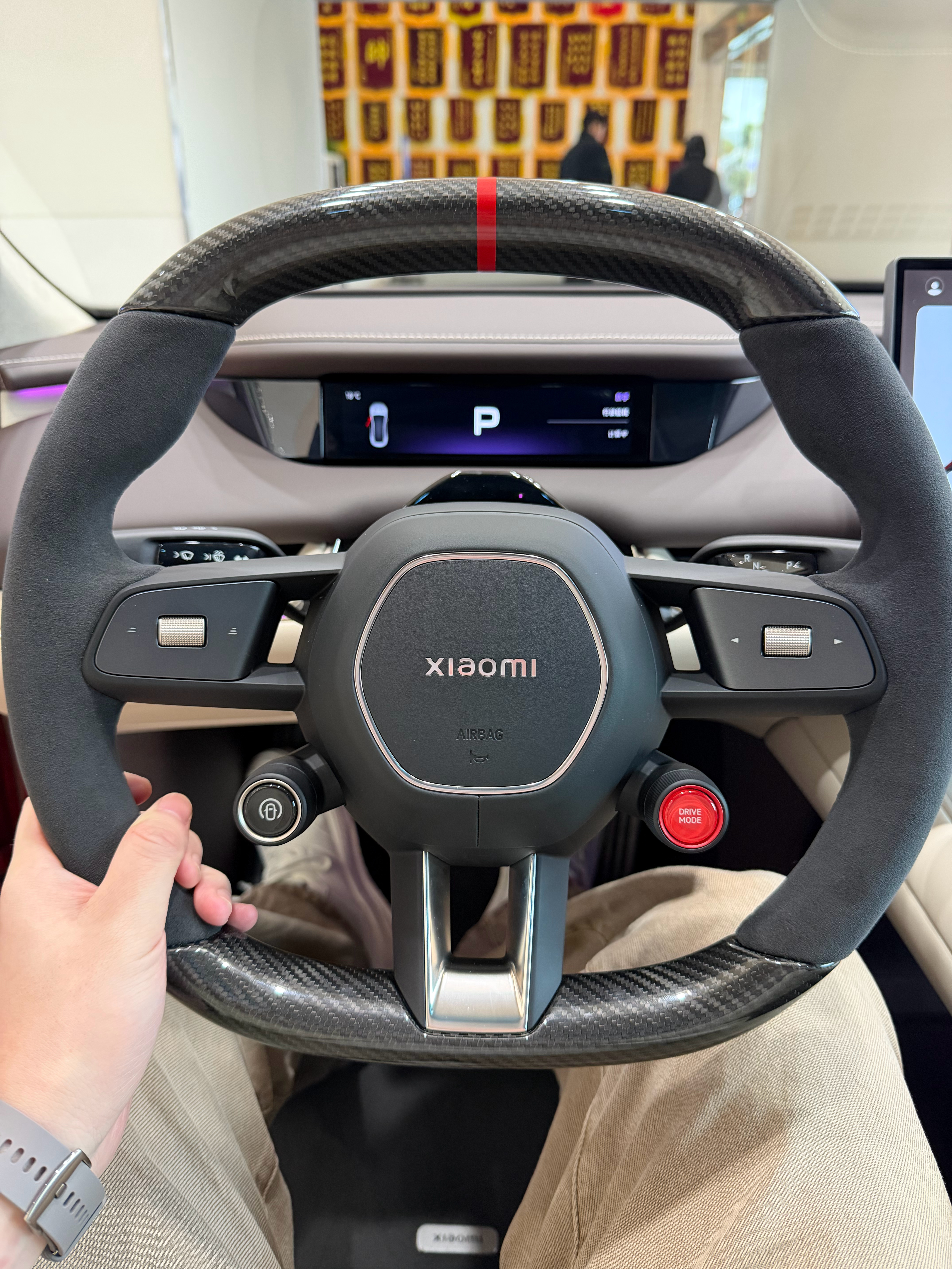 我怎么感觉新 su7 比我的 Ultra 都精致 这碳纤维方向盘 中间这一块比 