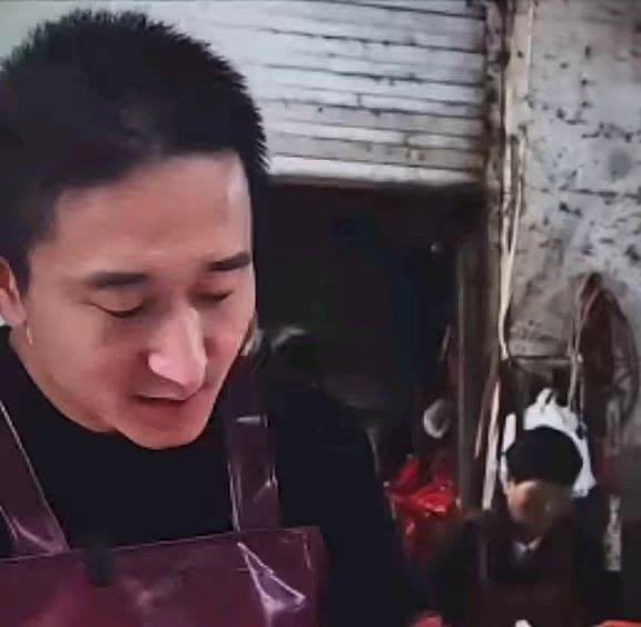 我是一个卖鸡的老板，有一天我在正常买鸡的时候，来了两个人，他们上来就问我鸡多少钱