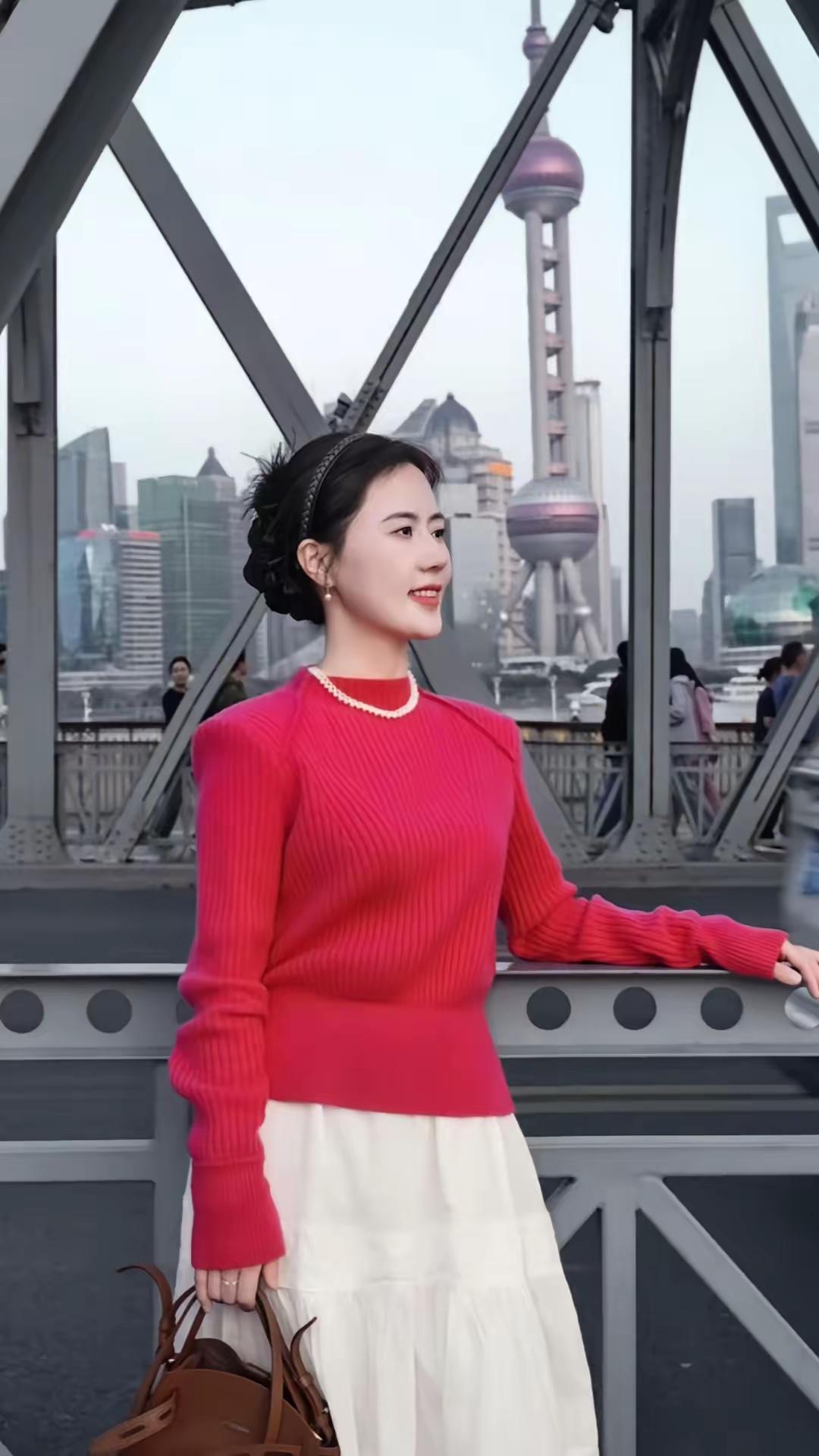 以我看，她的文化学识气质人品创业精神才是抖音值得推广的，他没有贵人资本俞敏洪也没