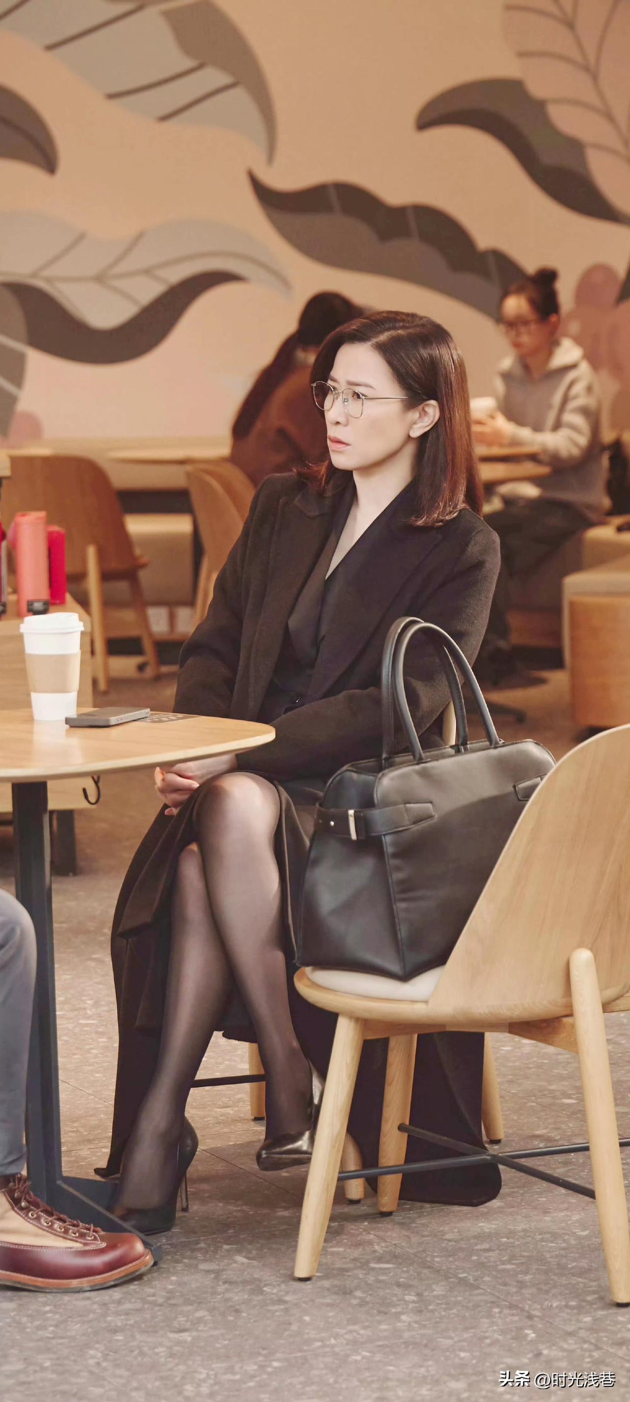 佘诗曼黑色系穿搭，知性优雅，端庄大气！