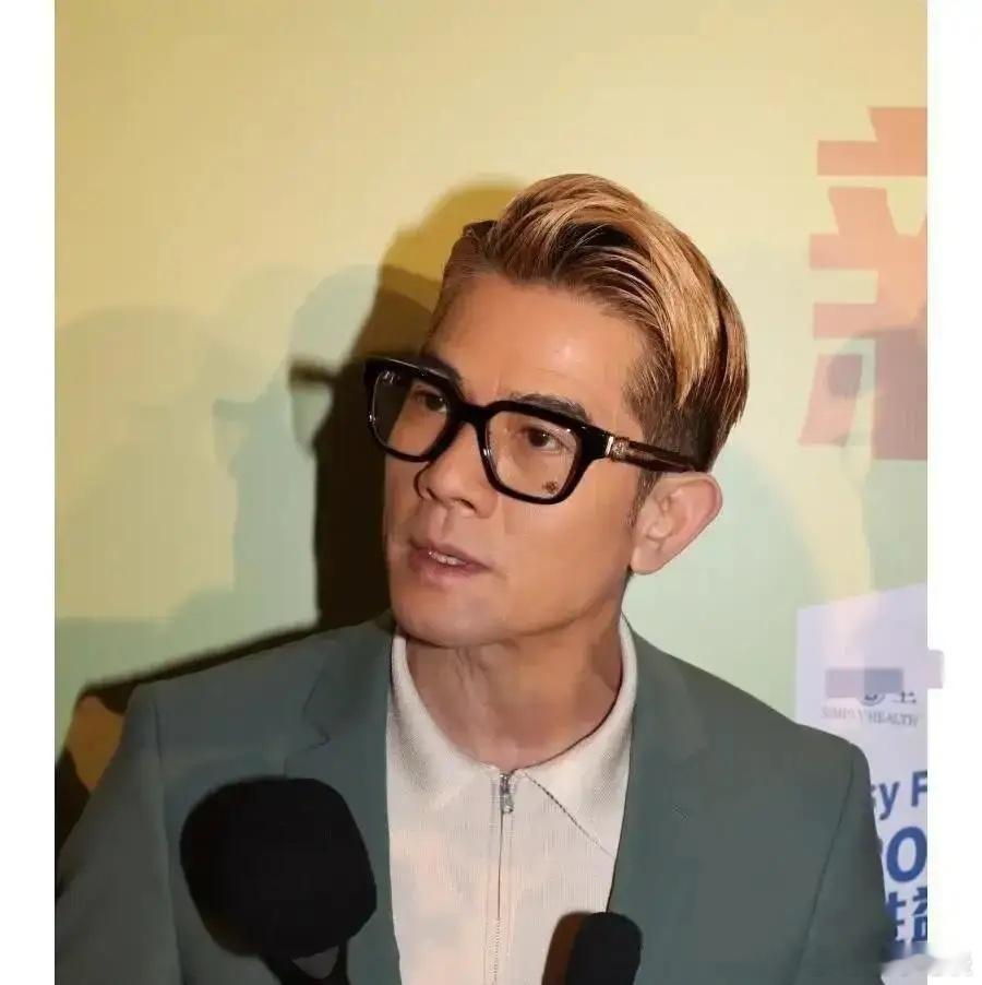 他让整个香港都闭嘴了。记者追问郭富城：“三胎都是女儿，遗憾吗？”他抱起小女儿，只