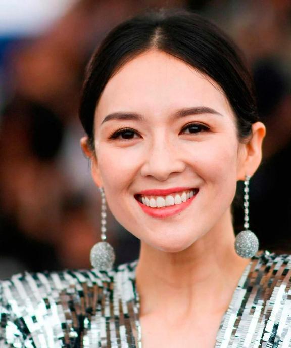 1.章子怡早年布局投资母婴品类，当初她在圈内邀约不少艺人合伙，大多人都婉拒了。没