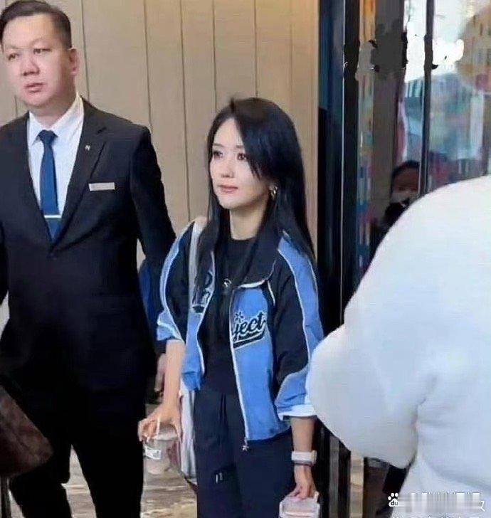 瘦下来的何洁看起来像是学生，身高无疑是她最大的硬伤 ​​​
