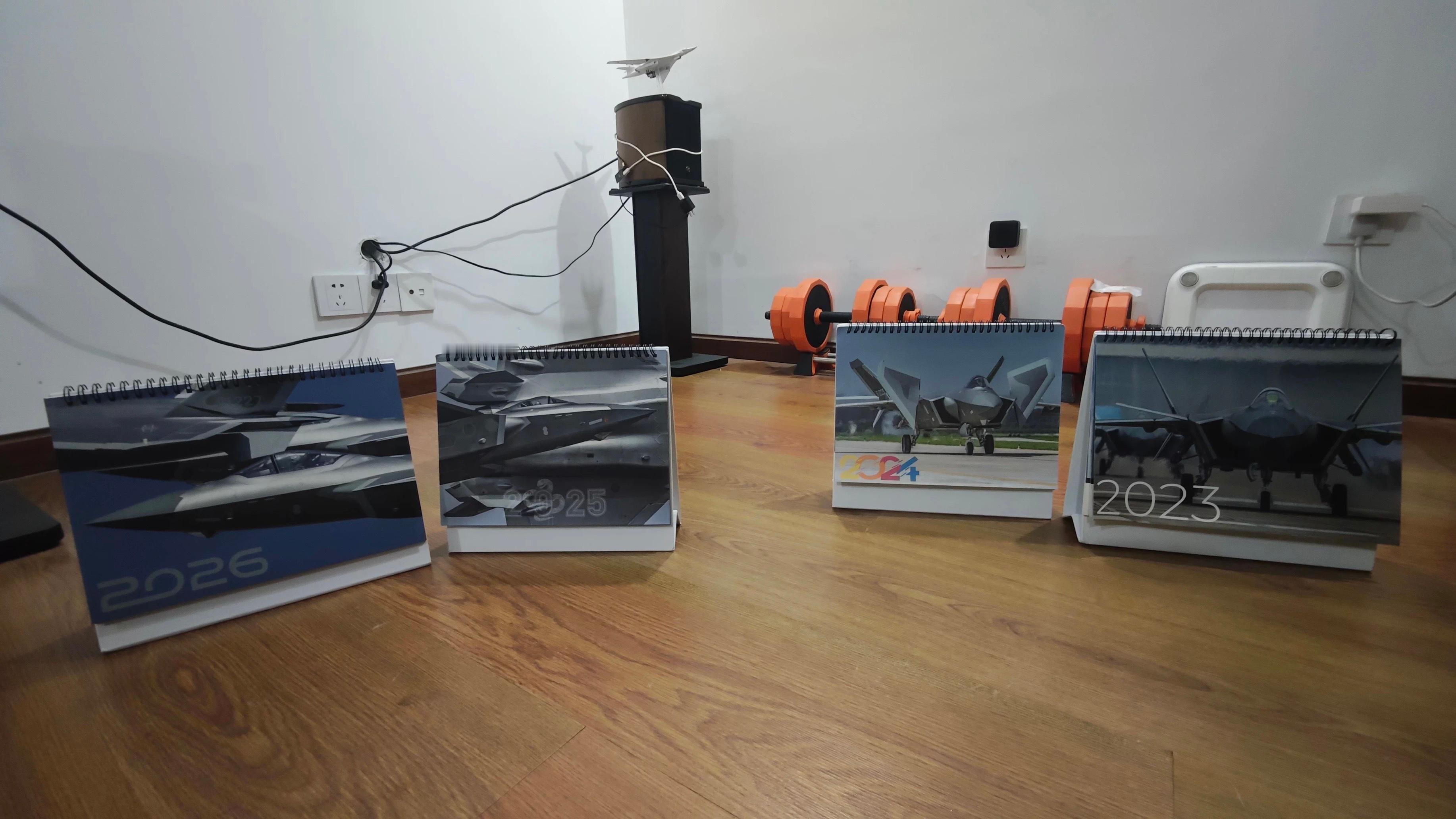 看到一位买家秀 连续四年整整齐齐的歼20封面哈哈哈哈 