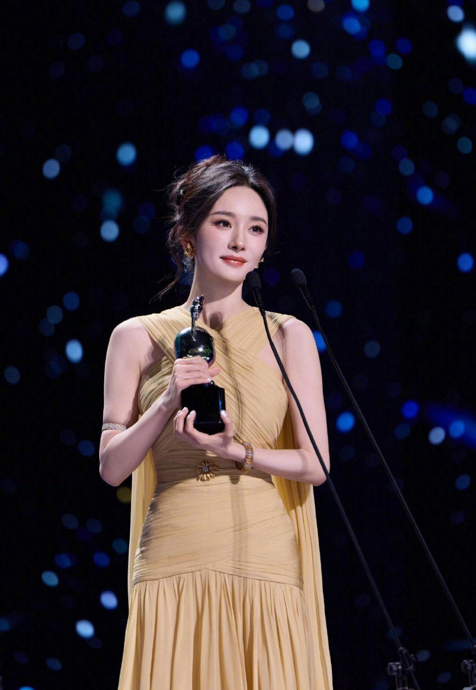 四大顶级扛剧花网友说2025四大顶级扛剧花是杨幂、赵丽颖、杨紫、白鹿，符合你们体