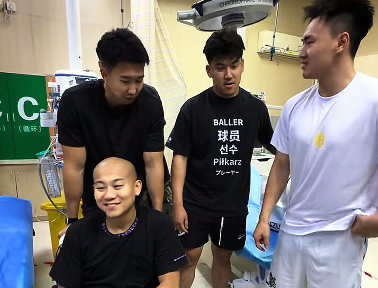 曹芳的街球职业生涯可能会因为本次伤病而告终！

著名网红街球手曹芳在比赛中遭遇了