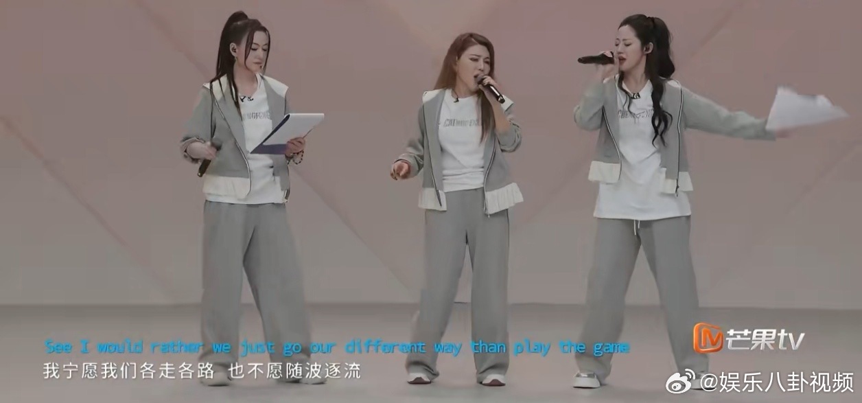 浪姐一公小考现场，乌兰图雅自信开唱，没拿歌词照样稳如CD，这波操作我服。乌兰图雅