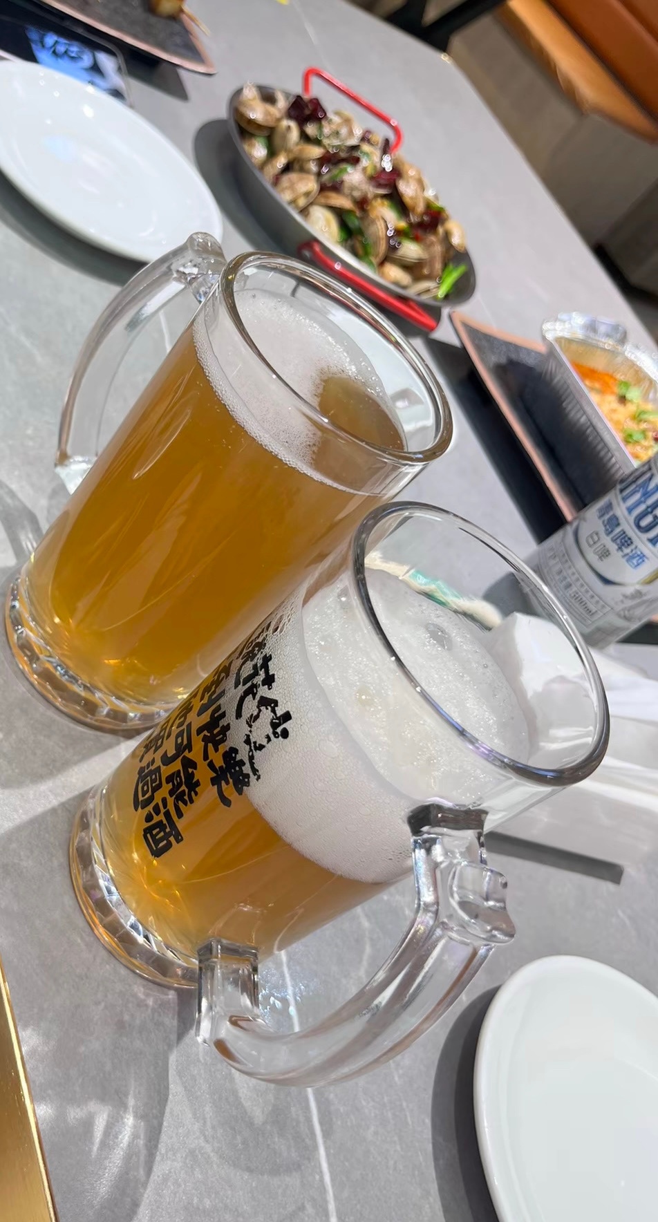 兄弟们评评理，我发小他这酒倒的对吗