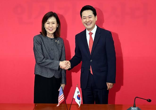 韩国亲美保守派又开始作妖了，着美国大使的面扯中国，说中国正在动摇地区秩序，韩美必