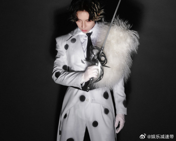 小鬼王琳凯这还是我认识的小鬼吗 哇塞！小鬼微博之夜斑点装太吸睛，跳出舒适圈超酷飒