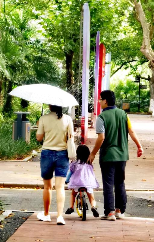 幸福这东西，没那么玄乎。它不是非得赚大钱、住豪宅的大场面。其实，它就是平淡日子里