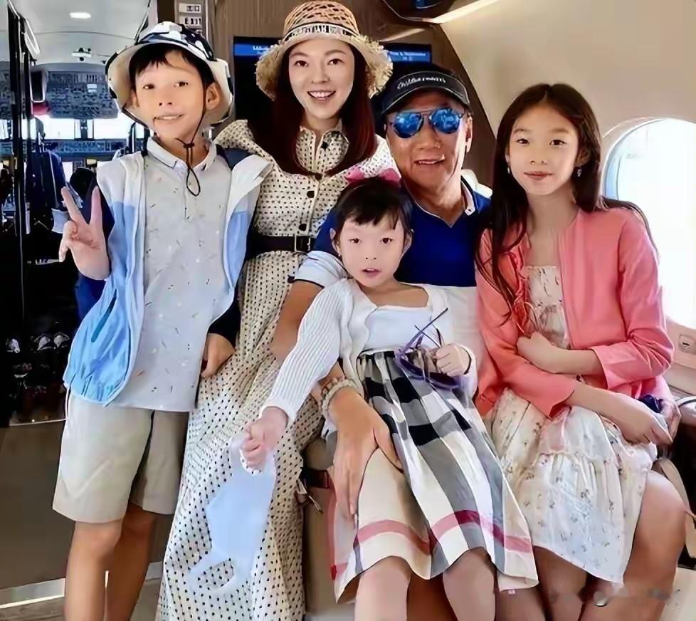 郭台铭和50岁中年女人传绯闻，让他的娇妻很难堪，好事婆贾永婕又出来替她主持公道了