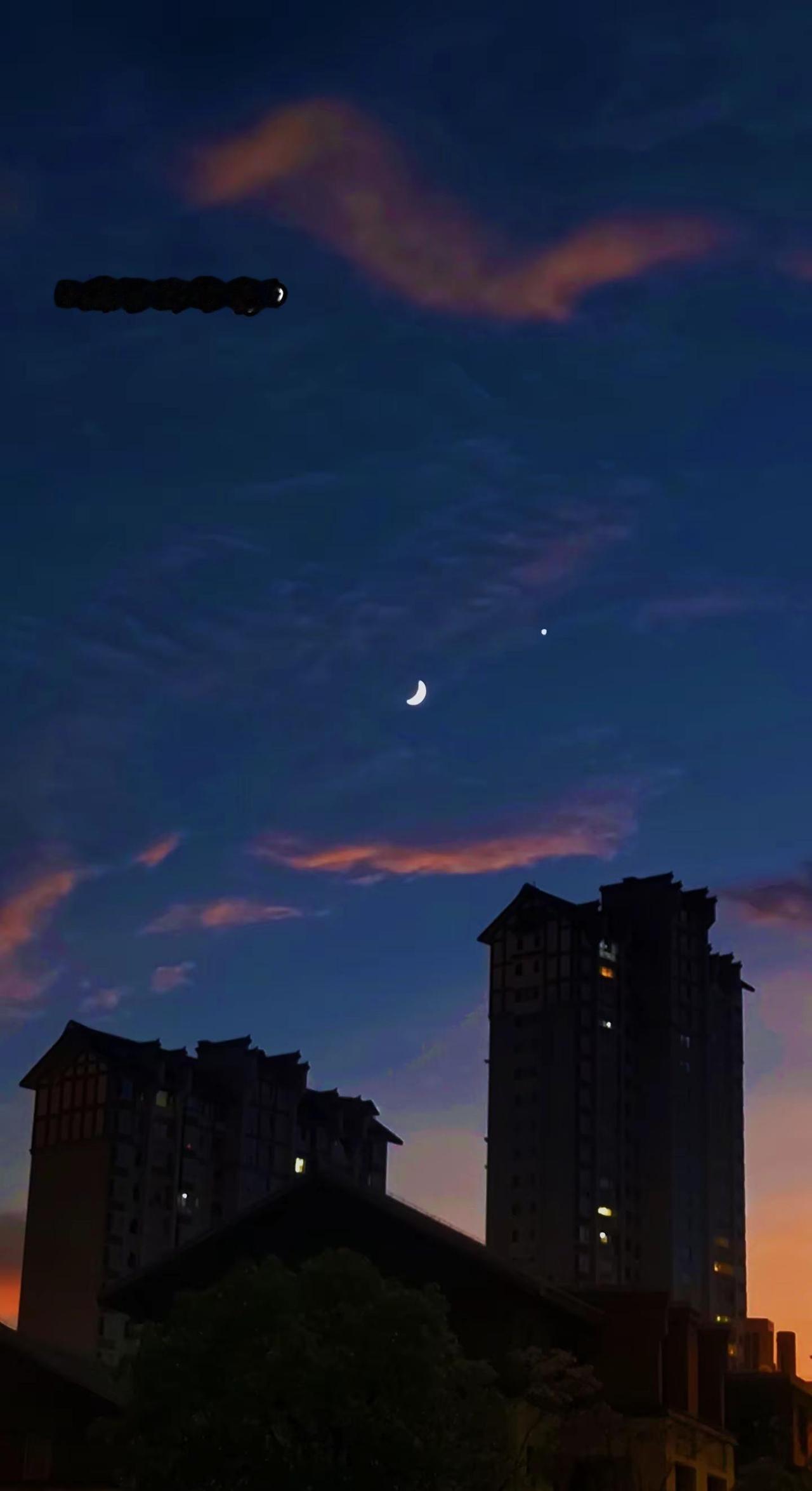 生命随年月流去。夜深人静时，陪伴你的，只有城里的月光……生命随年月流去 城里的月