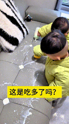 看到这个视频，瞅瞅这俩小祖宗，真是能把人给气笑！双胞胎把喝剩的牛奶直接倒在沙发上