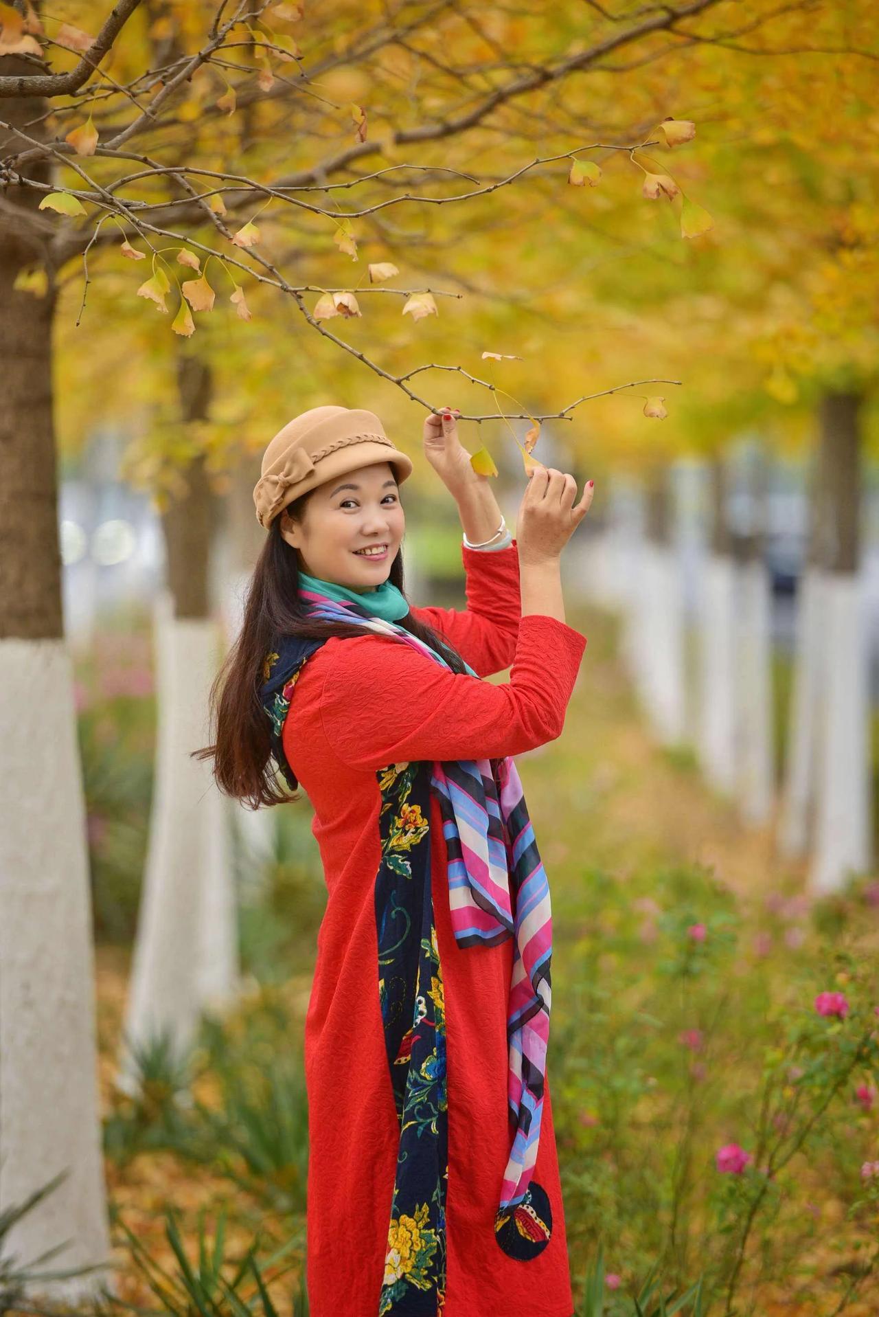 秋色一展画卷长
金菊万千傲白霜
枫岭燃起红红火
登高九重赏秋光