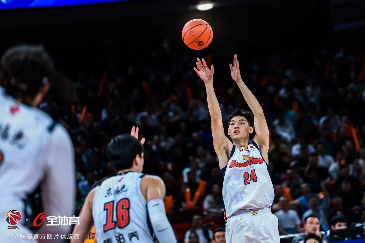 或许令广东队唯一欣慰的是崔永熙状态在慢慢变好，昨晚的出场19分钟和14分都是复出
