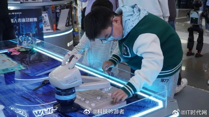 机器人跑进北京亦庄商场4月6日，清明假期最后一天，在北京华联亦庄购物中心一楼的机