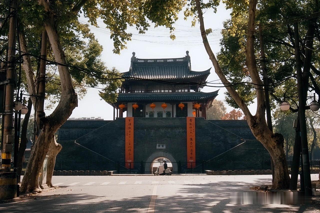 江苏三大鼓楼之一，藏在扬州仪征城河岸边
坐落于扬州城河景观带上的这座鼓楼，始建于