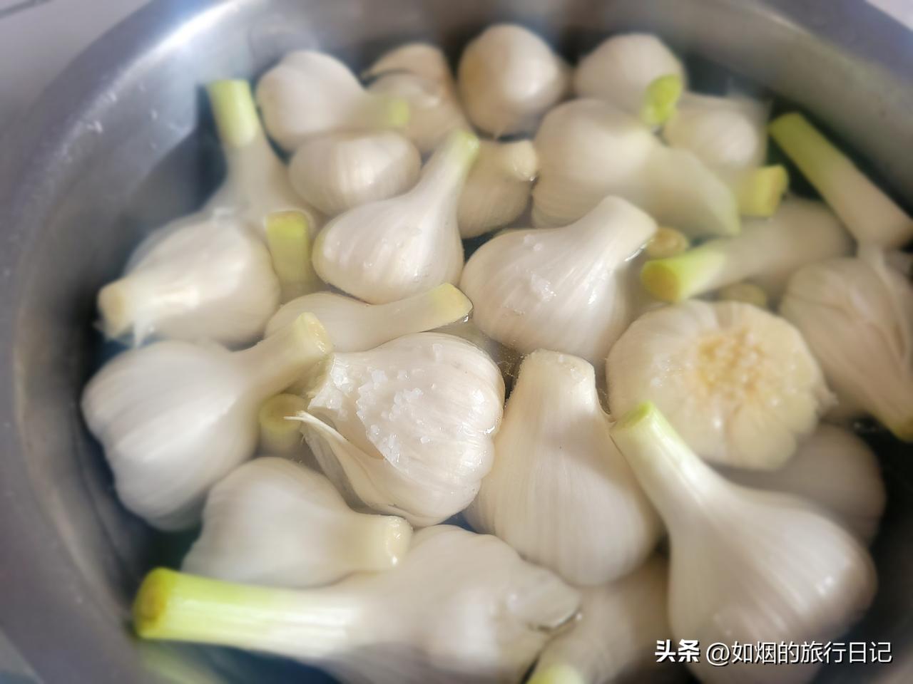 早晨去了一趟早市，买了40头新鲜白蒜，我特意买的带皮带泥土的，回家自己扒皮洗干净