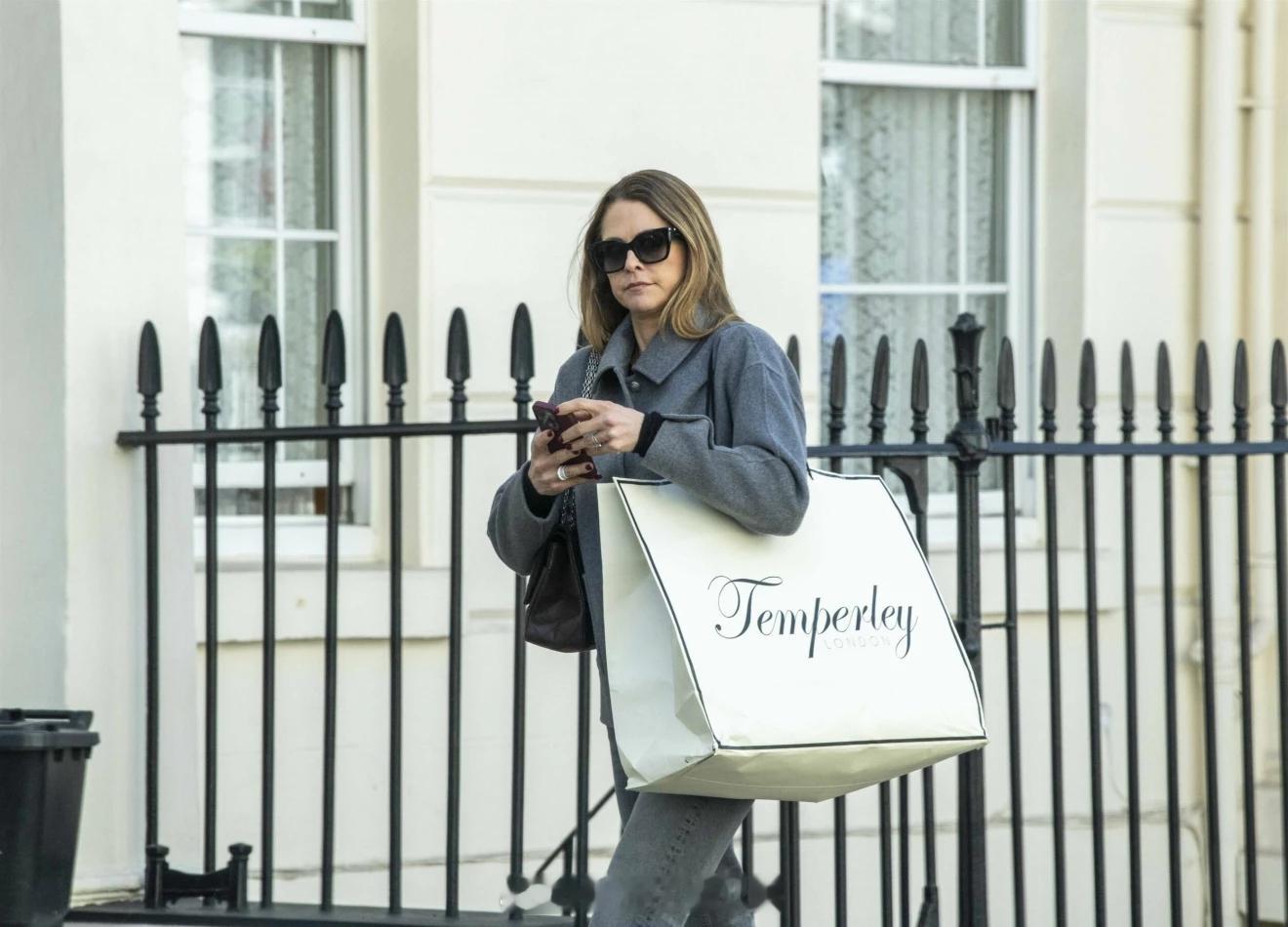 前些天，瑞典玛德琳一家被拍到在伦敦购物，她确定去Philip Treacy订了帽