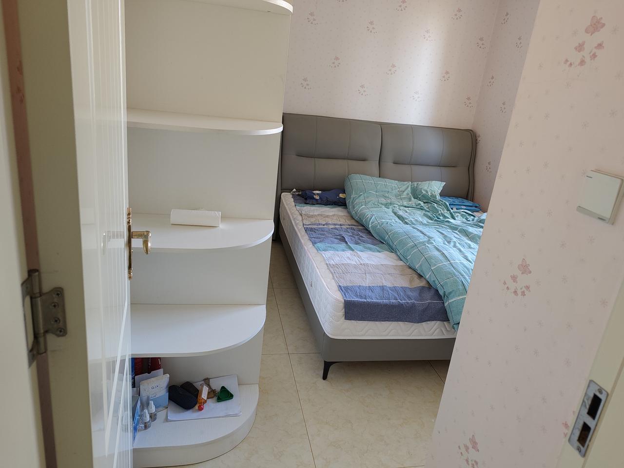 炒股彻底失败了，现在必须卖房还债了，有西安东郊缺房的可以来看看。本人自己卖，无中