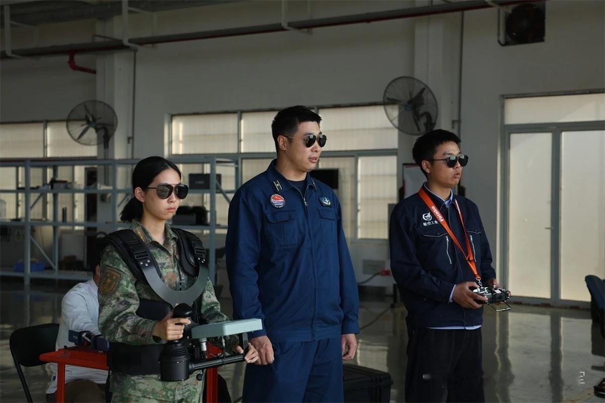 烽火问鼎计划每天认识一件兵器原来去年曝光的海军某部无人机操作员操控的是无人直升机