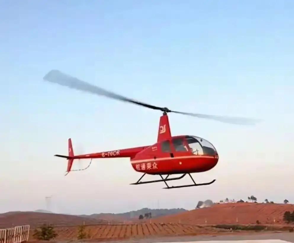 开直升机回家探亲
低空经济发展迅猛

2025年的最后一天，来自湖南永州的陈先生