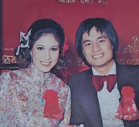1983年，她的丈夫因车祸身亡，将生命永远定格在了28岁，而她正是最美好的年华，