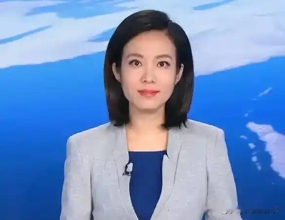 她是央视有史以来声音最好听的一位，五官带去，身材很棒，端庄大气，自然美丽，一眼看
