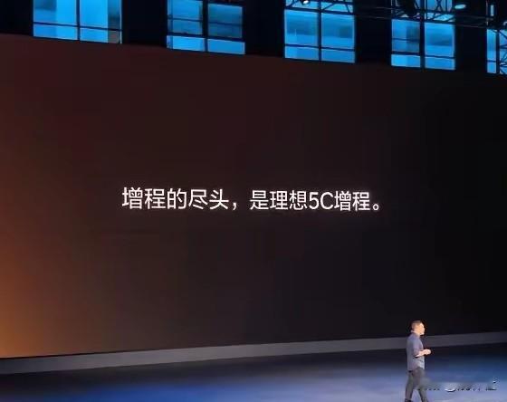 理想在营销上一直盯着蔚来打，从策略上讲是得不偿失的。
假如蔚来每月5万辆，一年6