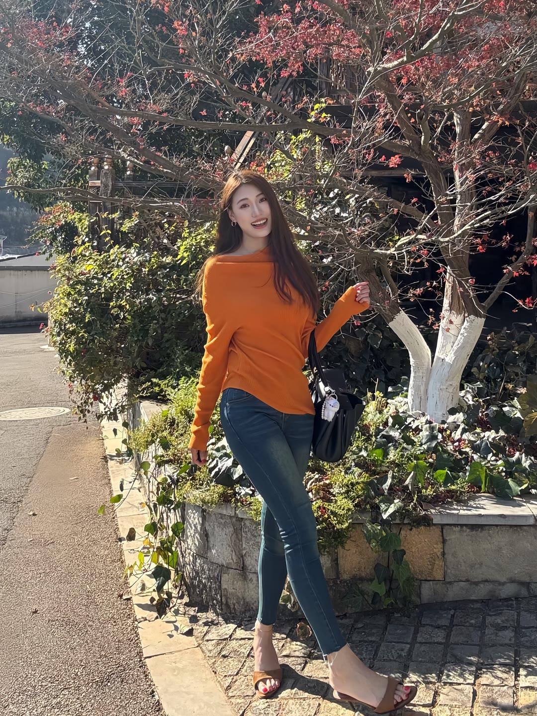 牛仔裤如何搭配更时髦简单通勤