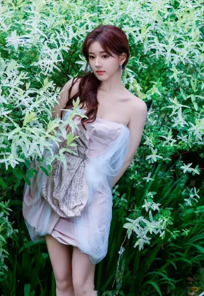 这才是赵露思该有的样子吧？清纯可人让人怜爱。就像不沾凡尘的仙子，真是好女配好衫。