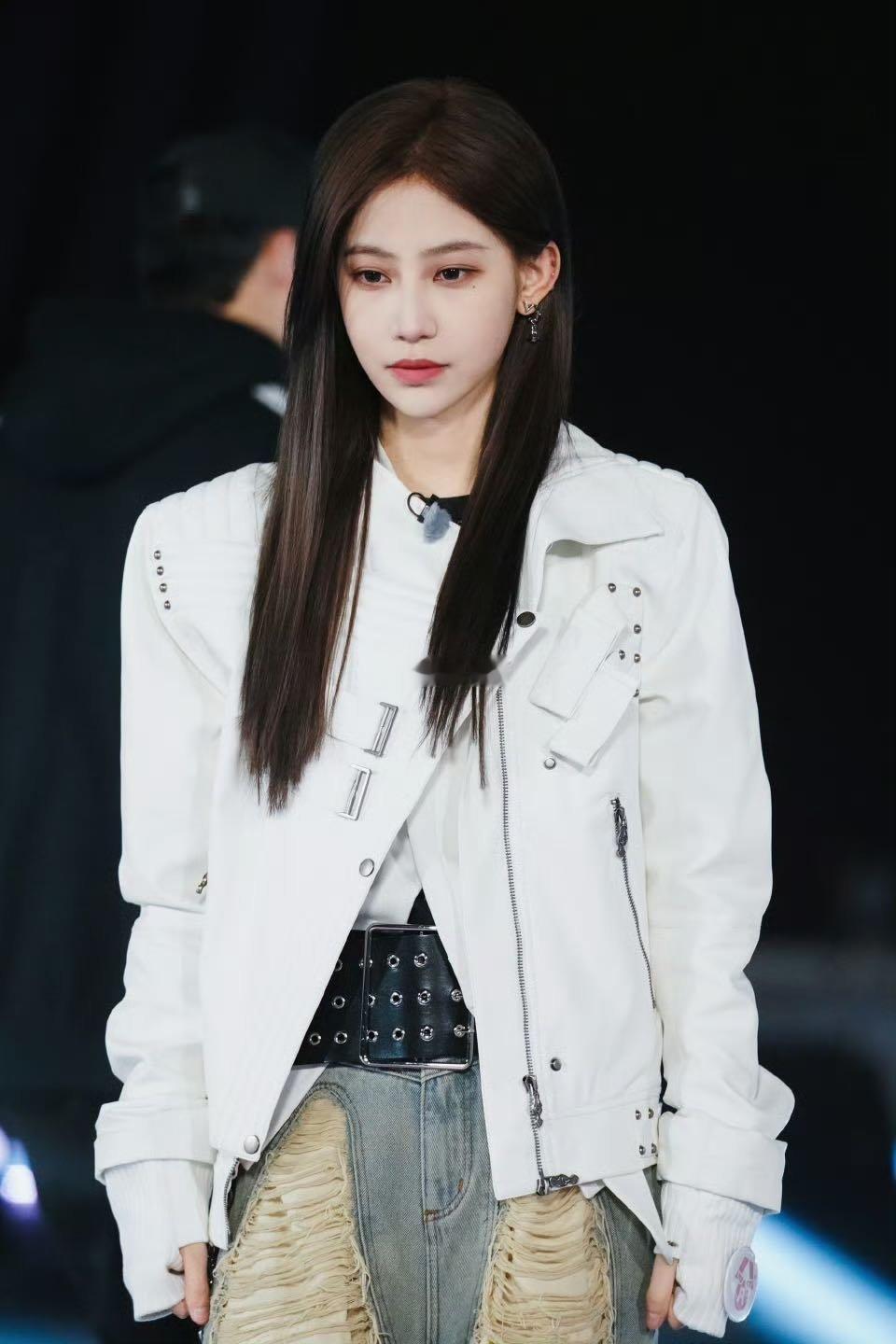 袁一琦买黄金 人总要生活的 当袁一琦认真研究黄金行情，镜头内外都笑了又暖了。“人