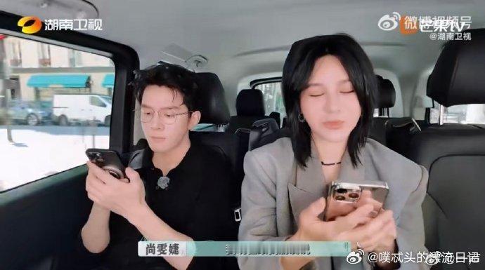 尚雯婕老佛爷当柜姐巴黎合伙人尚雯婕[超话]拄拐当柜姐还玩梗解压，尚雯婕太真实了！