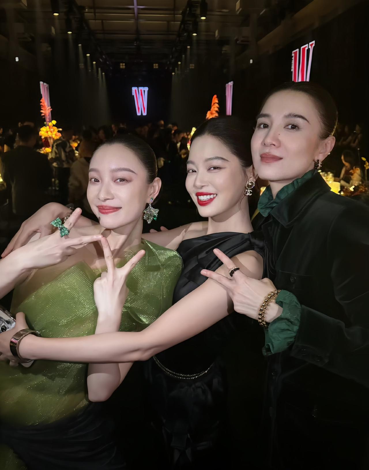 近日，宋佳、辛芷蕾和倪妮在某盛典同框的画面，三位都是又美又飒类型的美女。

宋佳