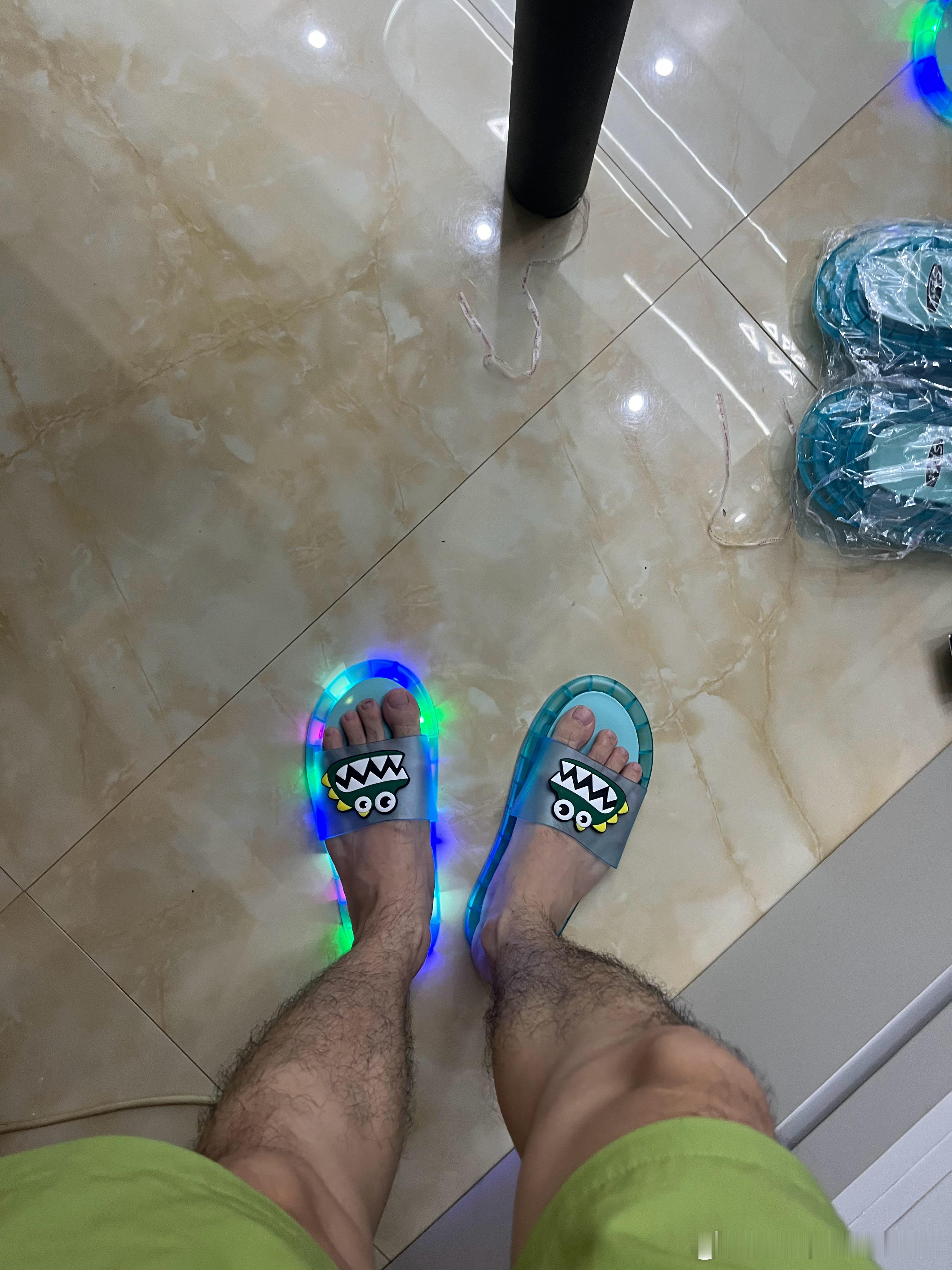 兄弟们，咱们这伴郎团的拖鞋怎么样，夜里最靓的仔 