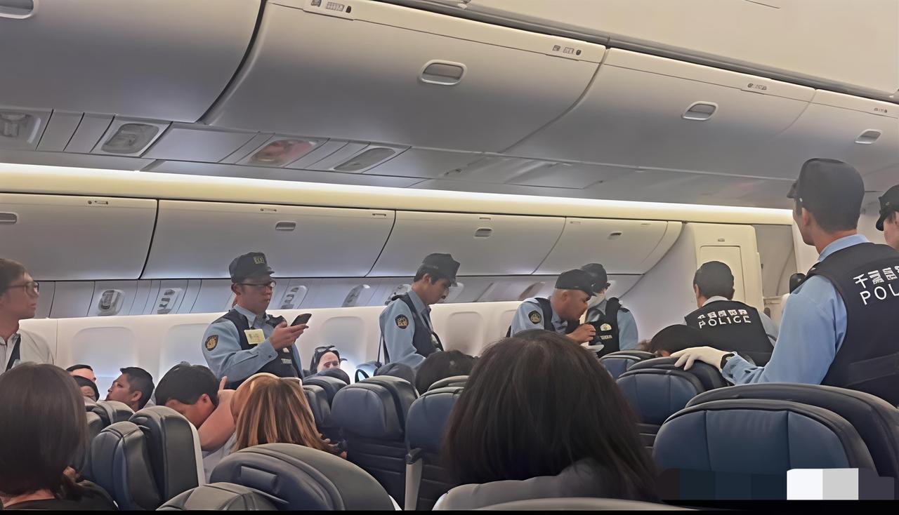 上海飞旧金山航班突发冲突，一名中国女乘客被日本警方带走！6月24日中午12:41