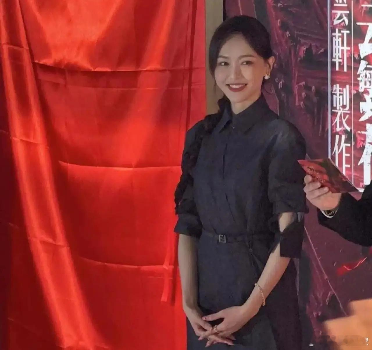 唐嫣真的牛了，她的年轻和其她女明星不一样，其她女明星就是皮肤状态好，不经意的表情