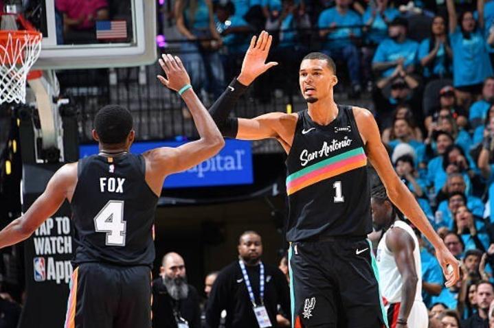 谁说的斯普利特不变通，没战术的？今天马刺对阵开拓者的比赛中，开拓者采用了一个极致