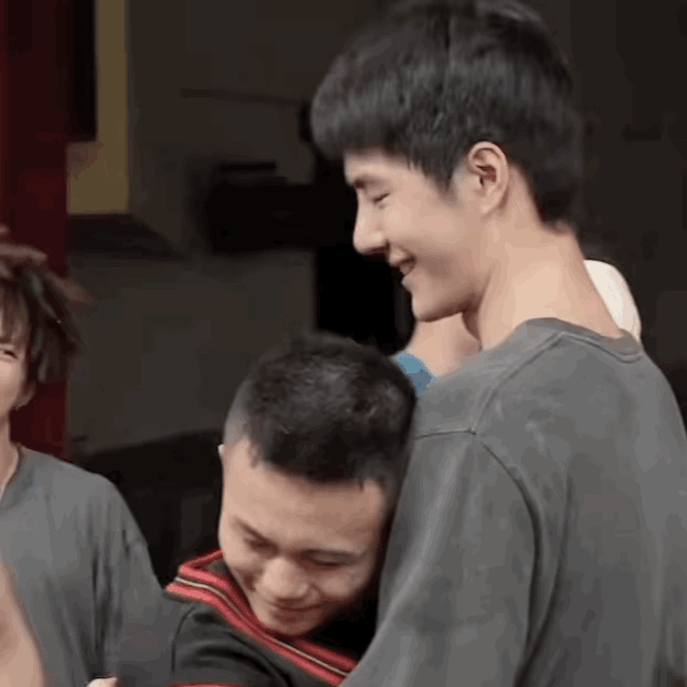 #一博的魅力真是无穷大# 这几位真是幸福啊！不仅被一博拥入怀抱，还有那宠溺的摸头
