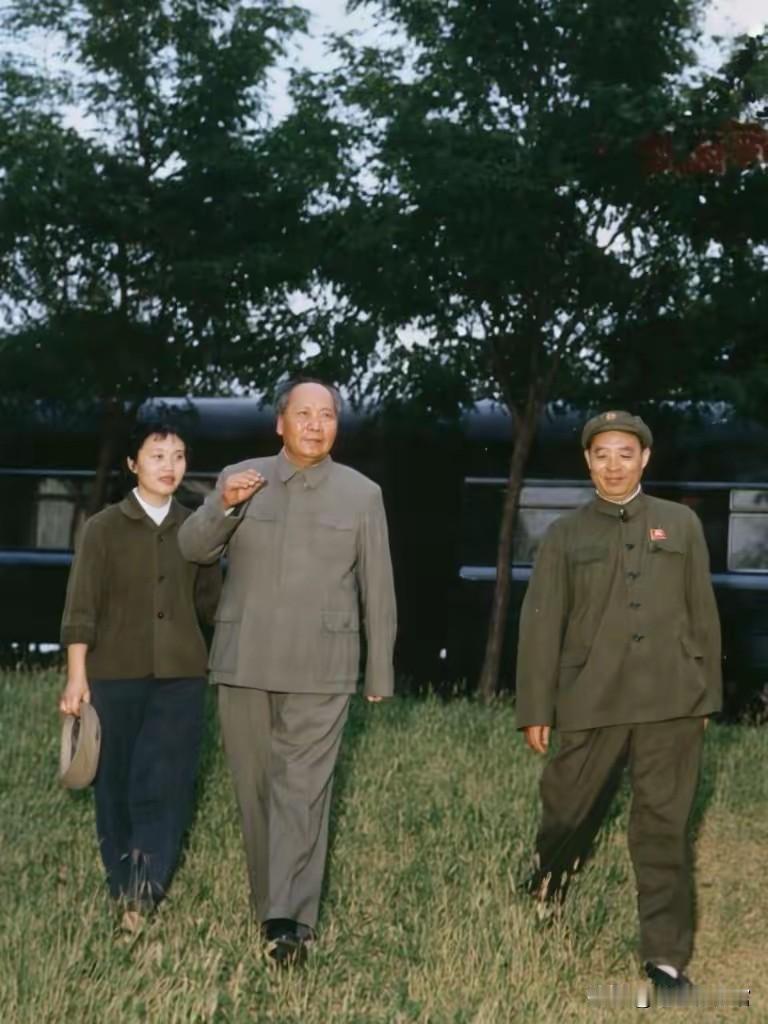 照片介绍
 
这张照片正是1969年9月23日，主席南巡返程途经天津陈塘庄专列专