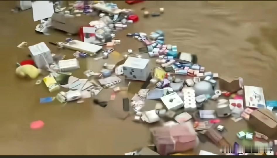 整个超市的商品都被冲走了，一条街满到二楼了，水位还在上涨中
好多地方都淹了，去年