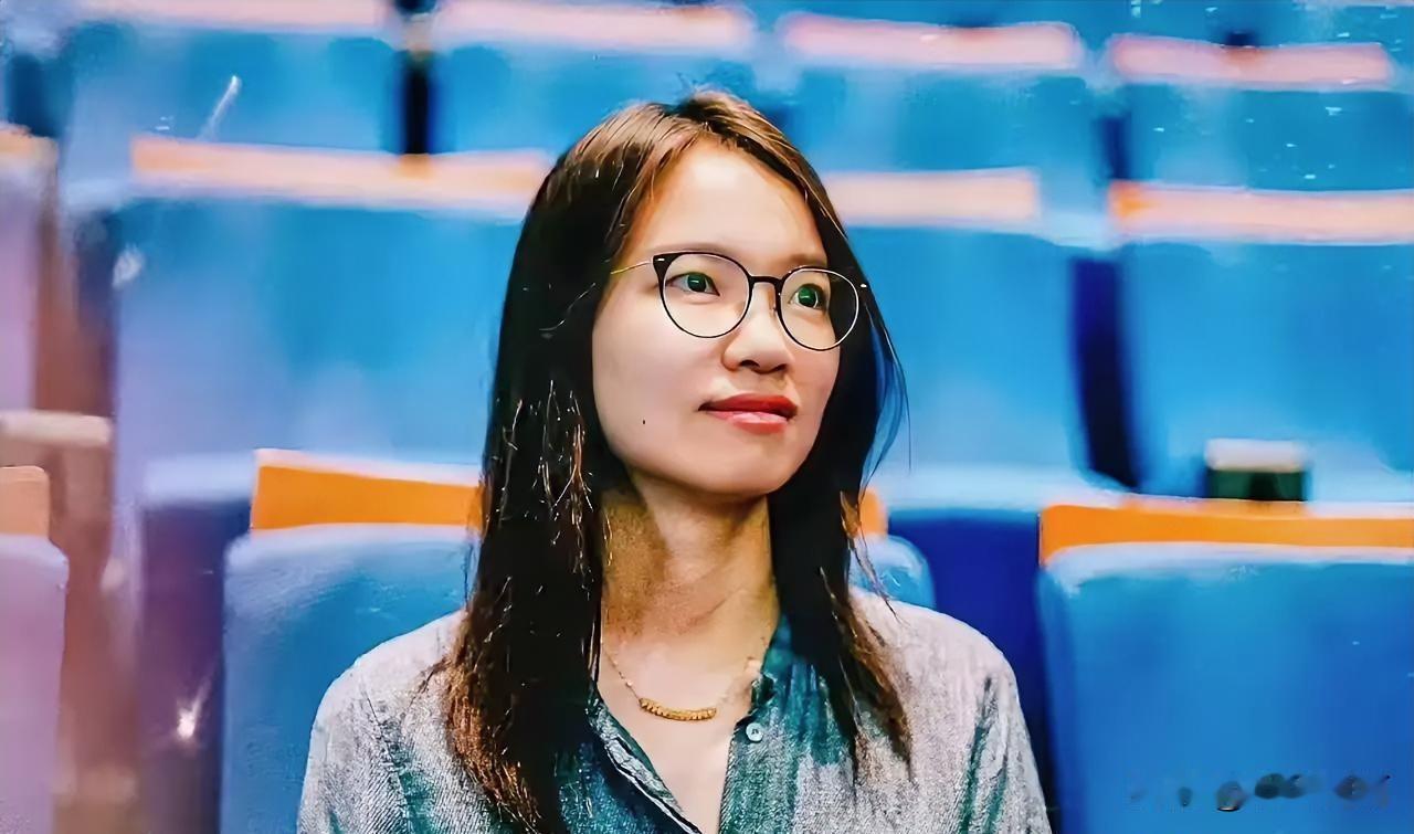我学妹在北大读书，她说王虹回校讲座她就在现场，王虹根本不是网上说的那样。网上跟风