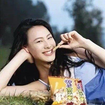 这是梁洛施12岁的时候拍的广告，果然美女是没有少女期的，从小到大都长这样 ​​​