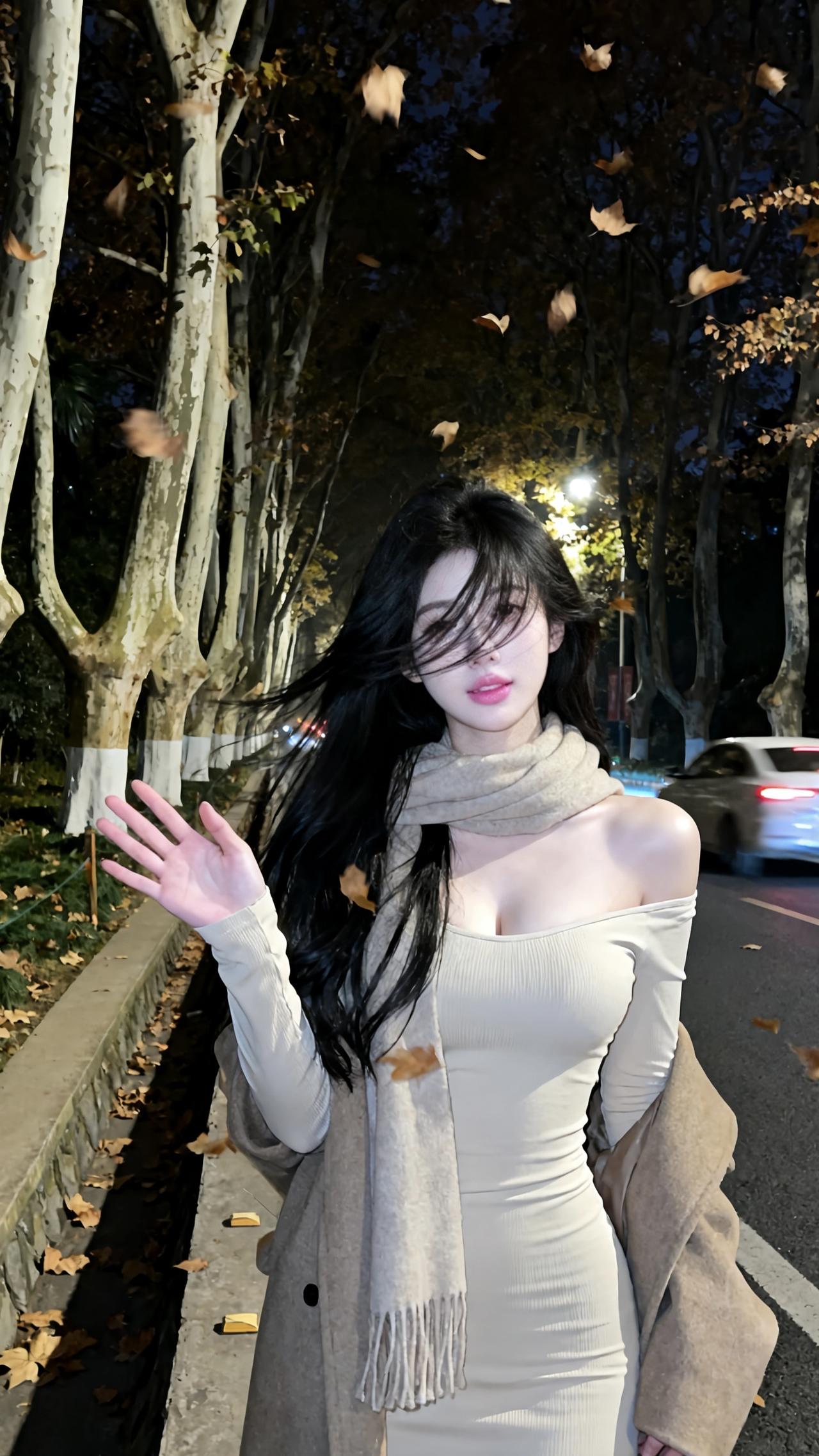 夜晚街头的温柔少女，秋叶飘落，暖光倾洒。高清美女