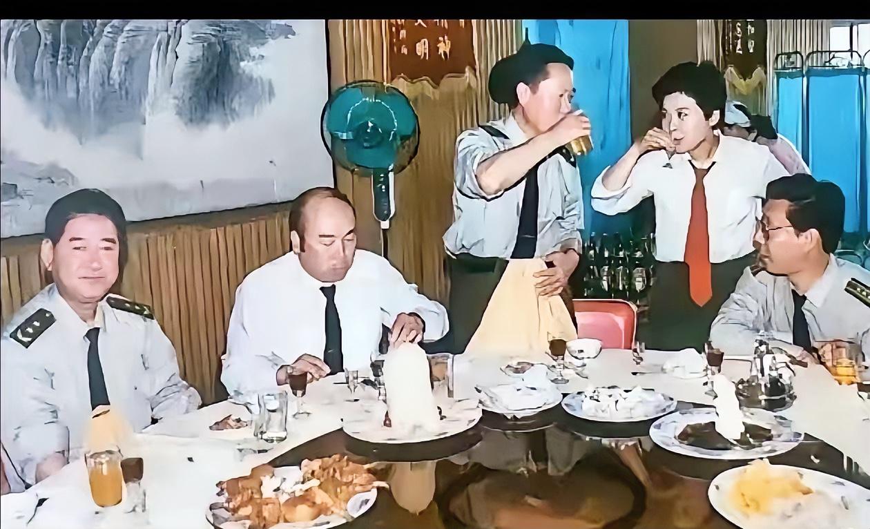 这张老照片，有一位大名人，考考你眼力，你能一眼找到她吗？据说是一位歌唱家
