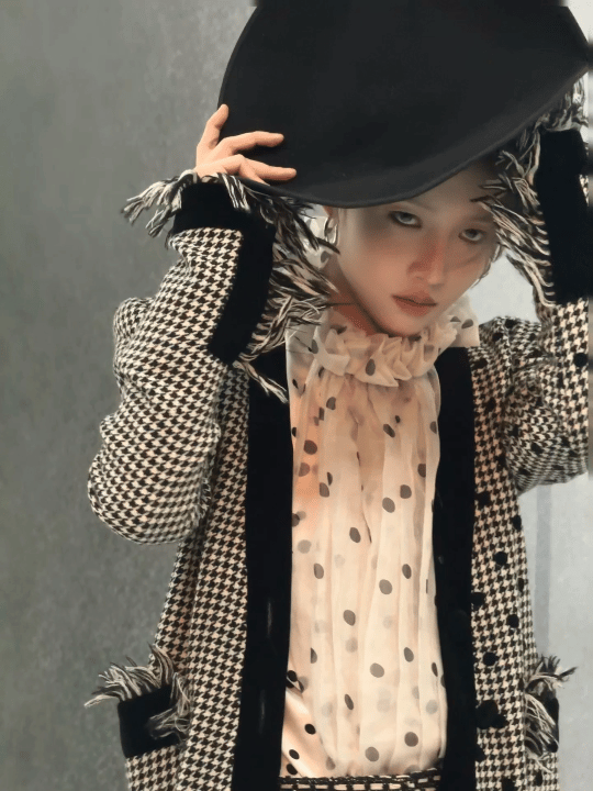 刘雨昕头顶了个扇子 刘雨昕这造型太有想法了！雀斑点缀脸颊，复古风拉满，千鸟格长风