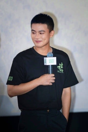 欧豪走过的每一步都算数他脚踏实地逐梦，从《建军大业》叶挺到《生万物》封大脚，用作