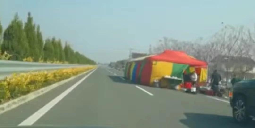 我要笑死了呀！居然有人把省道当成自己家“客厅”来用，大摆宴席，招待客人，几乎占了