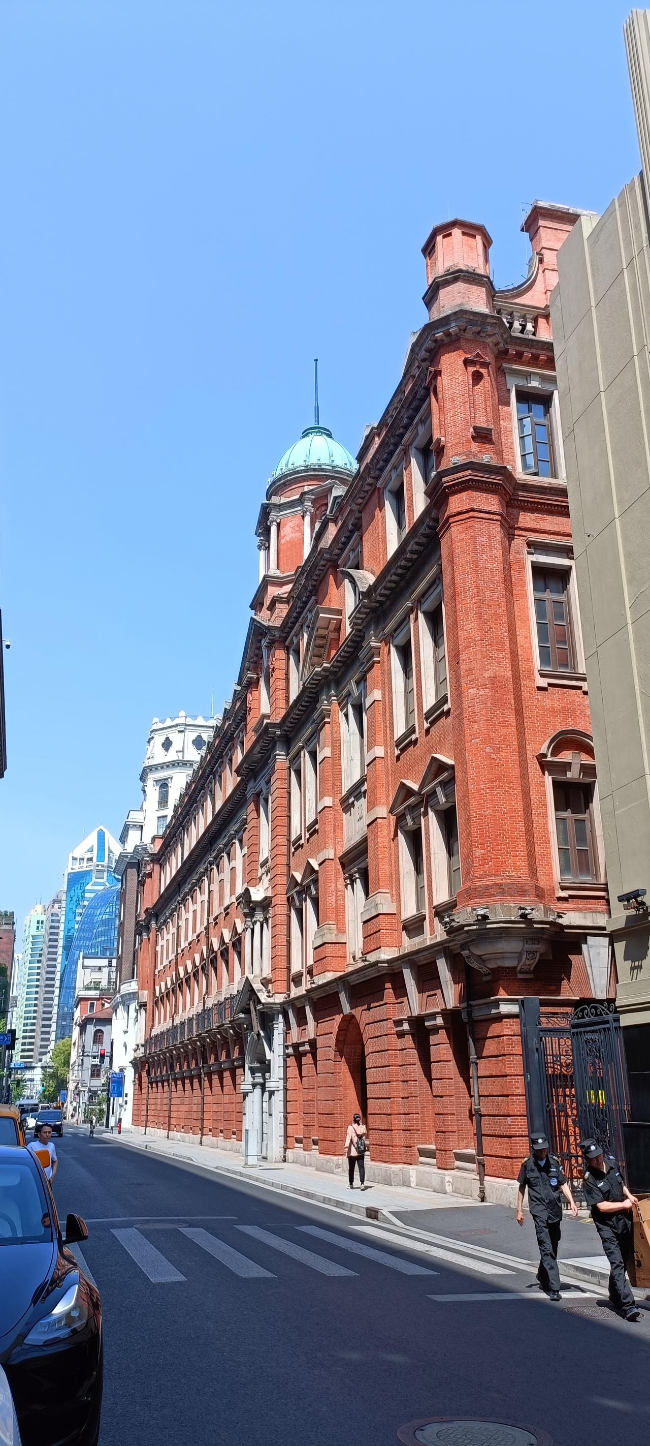 红砖建筑与现代都市的碰撞，感受历史与现代的交融。
上联:红砖古楼映碧空，
下联: